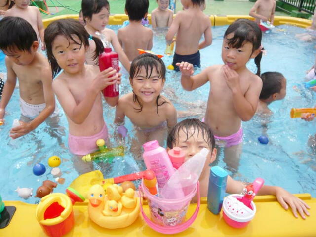 幼稚園　プール　裸 